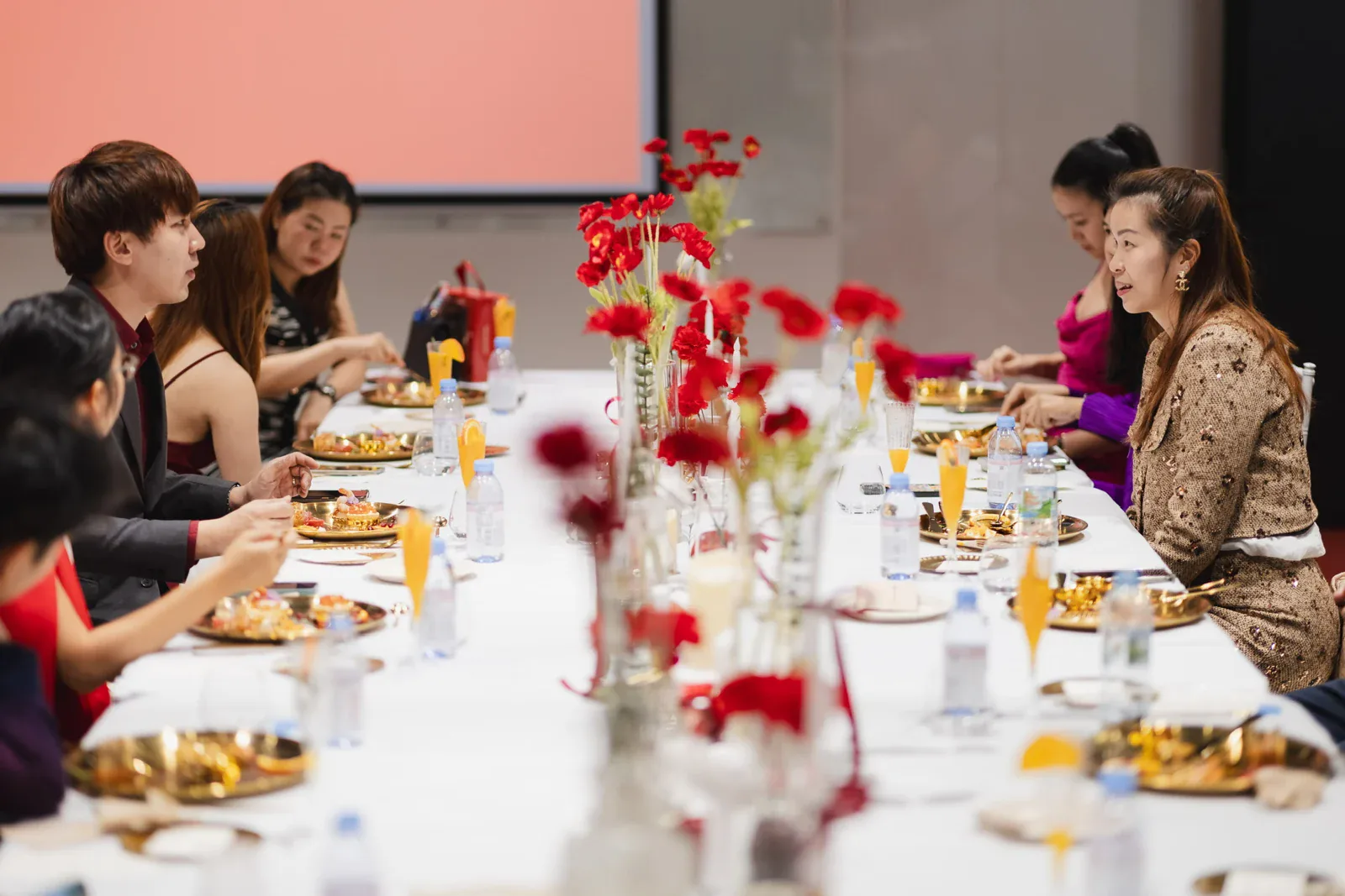 บรรยากาศรับประทานอาหารและพูดคุยร่วมกัน