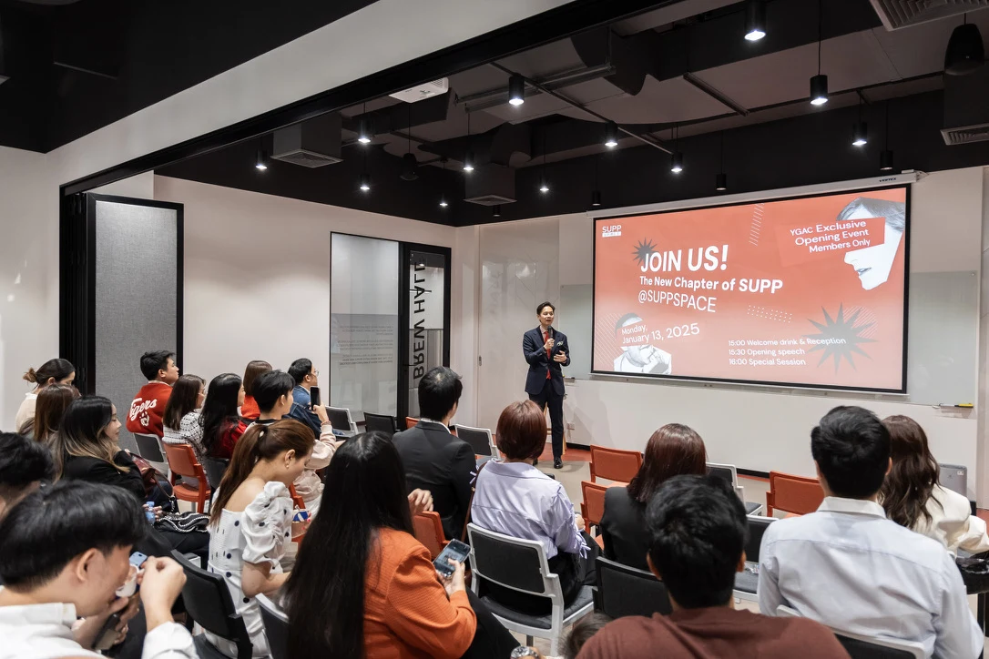 บรรยากาศงานเปิดตัวพร้อมผู้เข้าร่วมในห้อง Brew Hall