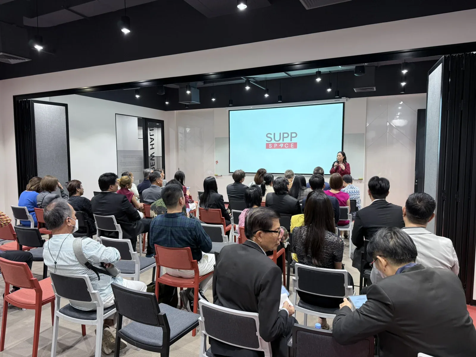 กิจกรรมเสวนาพร้อมผู้ฟังภายในห้องประชุม