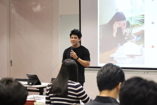 วิทยากรบรรยายหน้าห้องพร้อมจอโปรเจกเตอร์